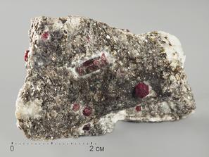 Кристаллы корунда красного в кристаллическом сланце, 3,7х3,1х3 см