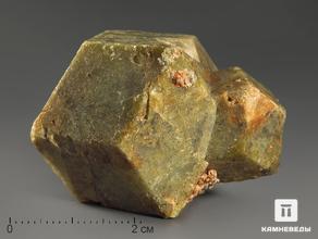 Гроссуляр (зелёный гранат), сросток кристаллов 4,3х3,5х3,1 см