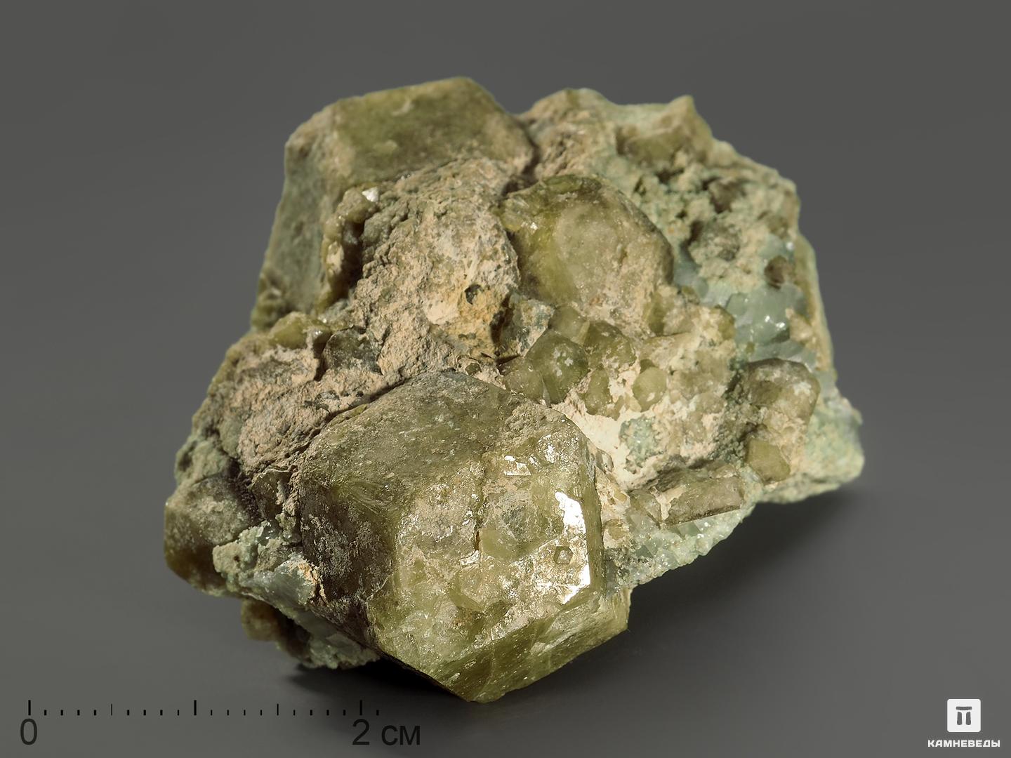 Кристаллы гроссуляра (зелёного граната) в породе, 5х4,2х2,8 см шар из уваровита зелёного граната с хромитом 72 мм