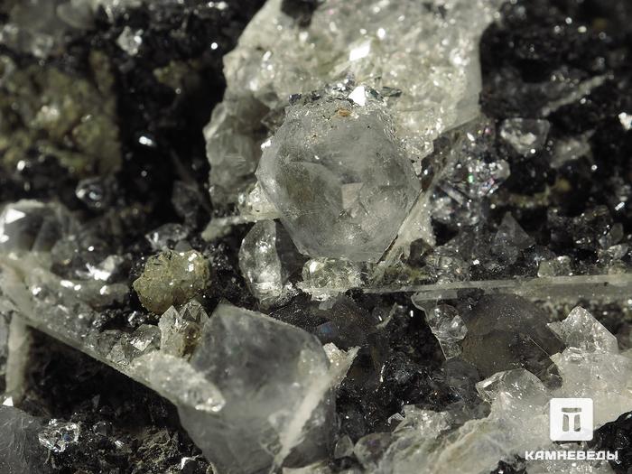Кристаллы апофиллита, ильваита и кварца на породе, 11,1х8,8х3,1 см, 9497, фото 2