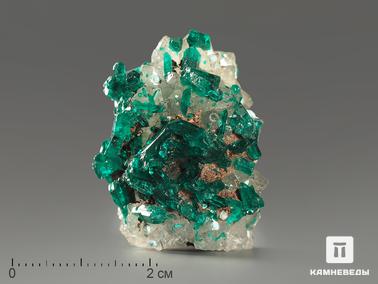 Диоптаз, Кварц. Диоптаз на кварце, в пластиковом боксе, 1,9х1,5х1,4 см