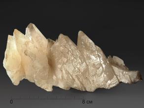 Кальцит, сросток кристаллов 17,2х8,9х7,2 см