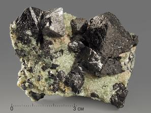 Магнетит, сросток кристаллов 6х5,5х4,2 см