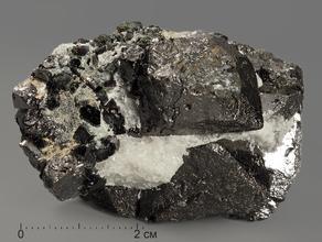 Магнетит, сросток кристаллов 5,9х3,7х3,6 см