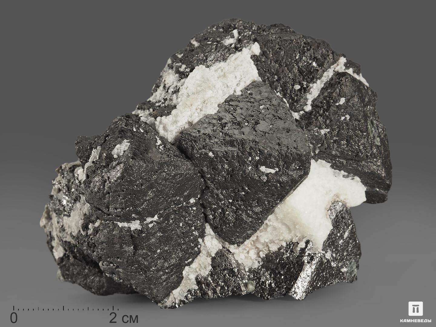 Магнетит, сросток кристаллов 8,4х5,1х4,3 см