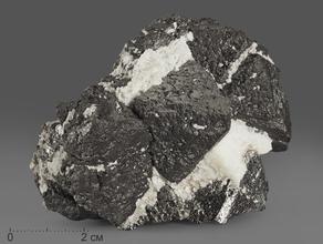 Магнетит, сросток кристаллов 8,4х5,1х4,3 см