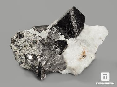 Магнетит. Магнетит, сросток кристаллов 5х3,7х2,3 см