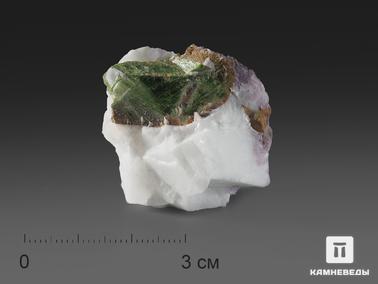 Титанит, Кальцит. Титанит в кальците в пластиковом боксе, 3,5х3х2,1 см