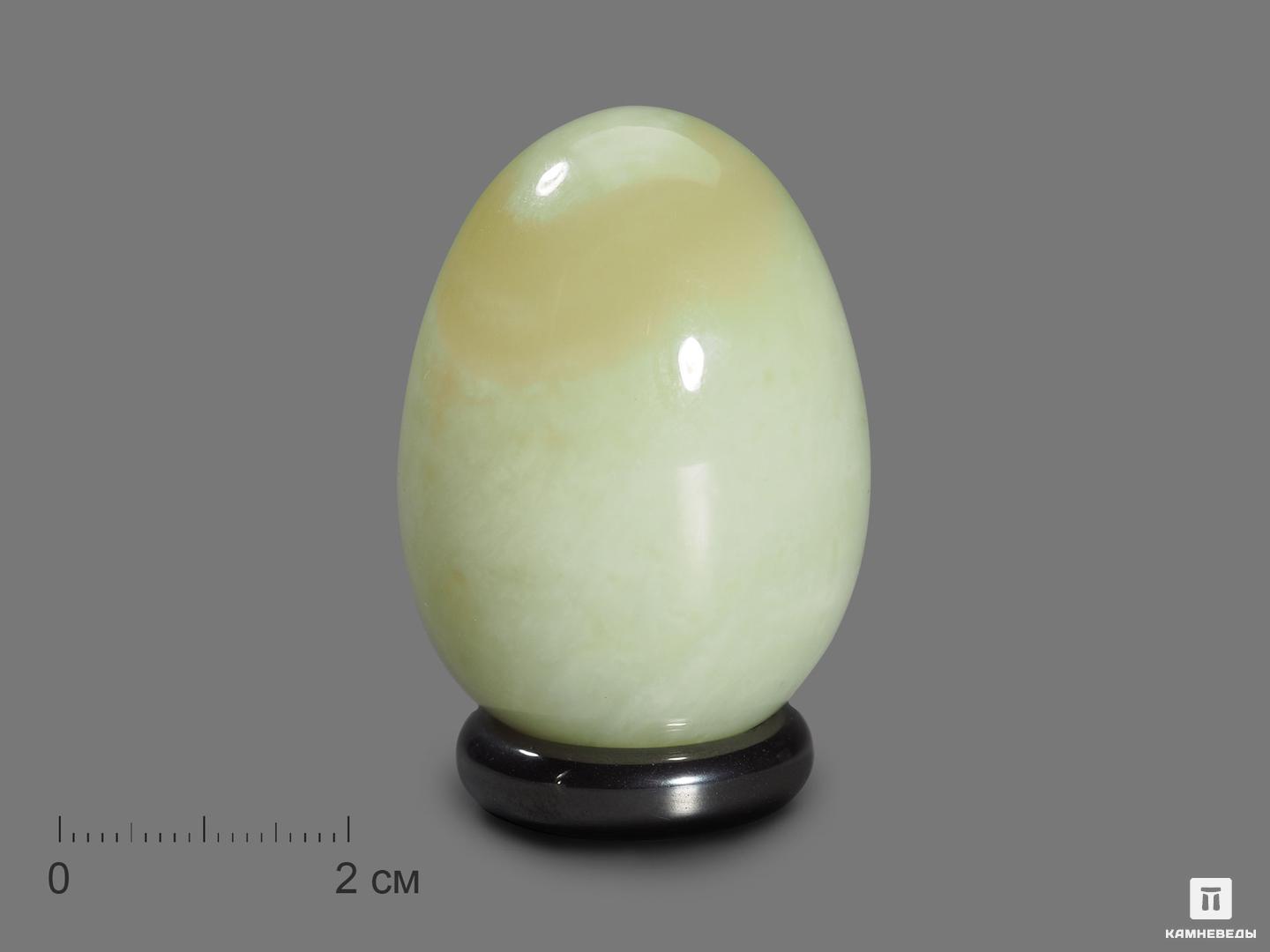Яйцо из светлого нефрита, 3,8х2,8 см шкатулка из светлого нефрита 10х7х4 см