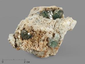 Демантоид (зелёный андрадит), Гранат. Демантоид (гранат), кристаллы на породе в пластиковом боксе, 6,2х5,4х4,2 см