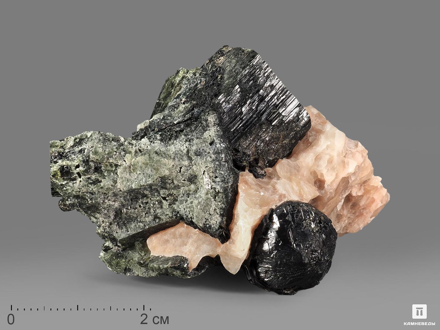 Шпинель чёрная кристалл на кальците с диопсидом, 6,4х4х3,7 см