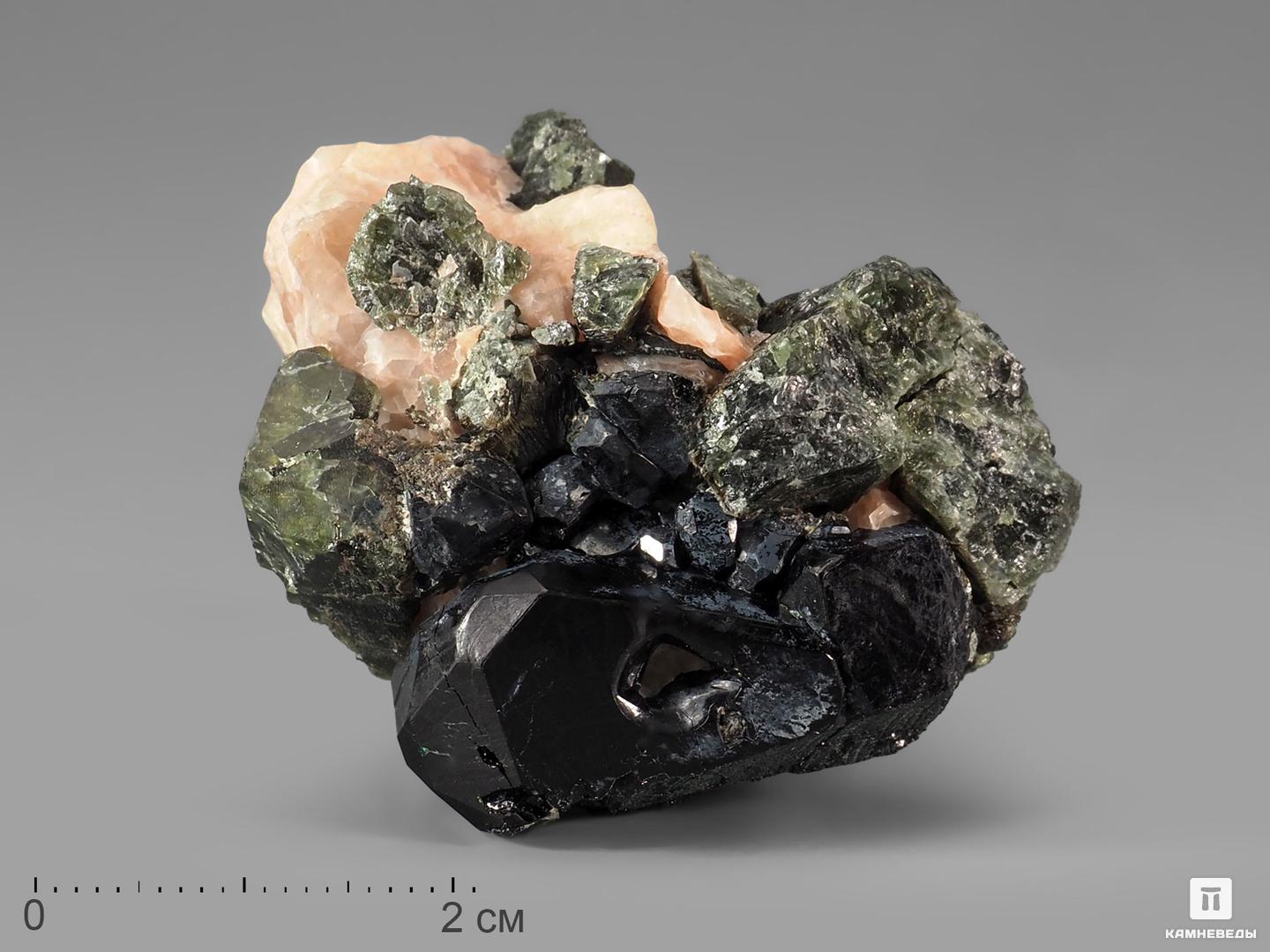 Шпинель чёрная кристаллы с кальцитом и диопсидом, 3,8х3,7х2,6 см чёрная сибирь