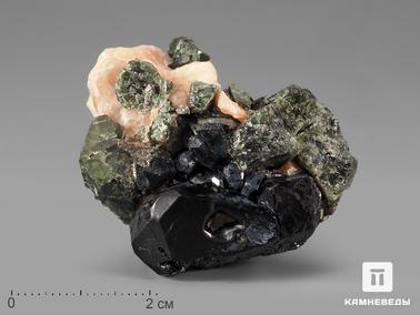 Шпинель, Кальцит, Диопсид. Шпинель чёрная кристаллы с кальцитом и диопсидом, 3,8х3,7х2,6 см