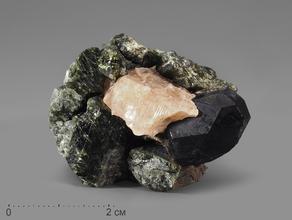Шпинель чёрная кристалл с кальцитом и диопсидом, 5х4х3 см