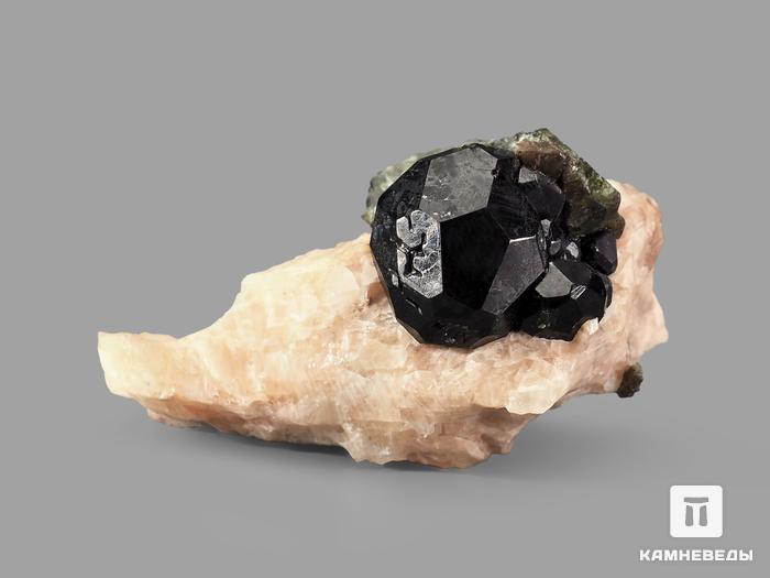 Шпинель чёрная кристаллы с кальцитом и диопсидом, 4х3,2х2,3 см, 21052, фото 2