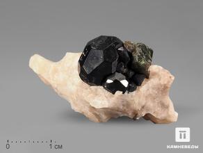 Шпинель чёрная кристаллы с кальцитом и диопсидом, 4х3,2х2,3 см