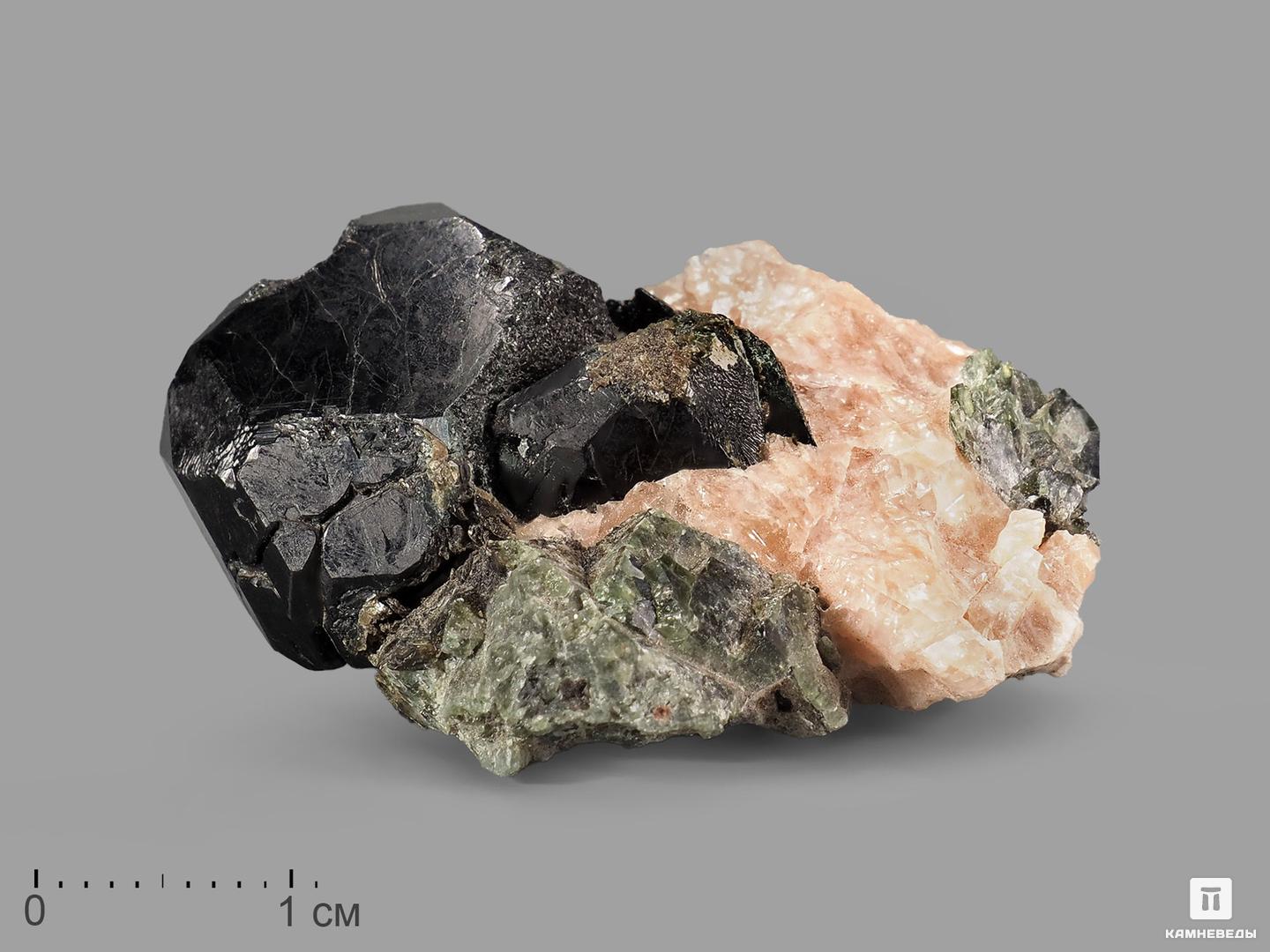 Шпинель чёрная кристалл с кальцитом и диопсидом, 4,4х3,3х1,8 см