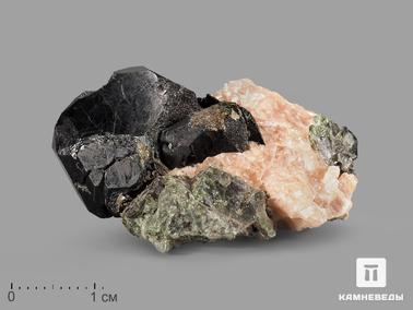 Шпинель, Кальцит, Диопсид. Шпинель чёрная кристалл с кальцитом и диопсидом, 4,4х3,3х1,8 см