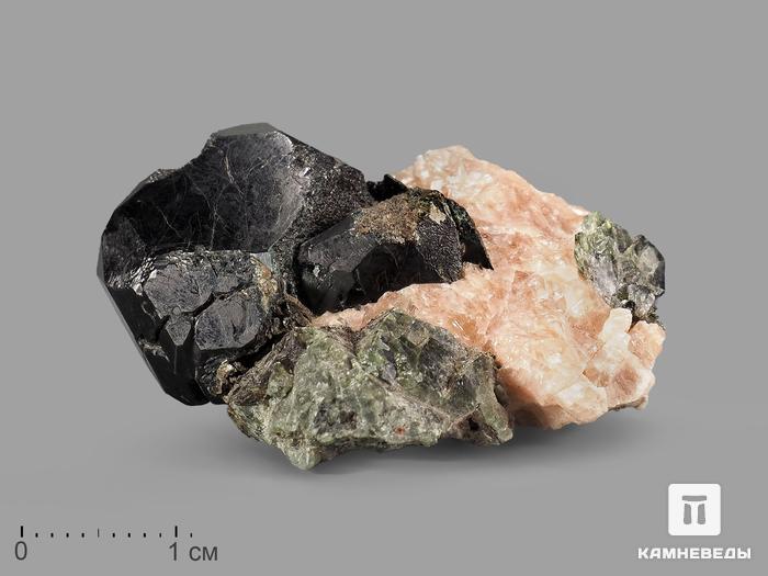 Шпинель чёрная кристалл с кальцитом и диопсидом, 4,4х3,3х1,8 см, 21051, фото 1