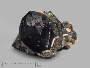 Шпинель чёрная кристаллы на диопсиде, 4х3,2х2,6 см