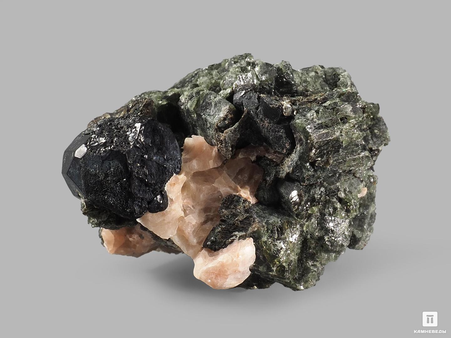 Шпинель чёрная кристалл с кальцитом и диопсидом, 4,3х3,7х3 см, 21056, фото 2