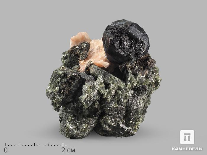 Шпинель чёрная кристалл с кальцитом и диопсидом, 4,3х3,7х3 см, 21056, фото 1