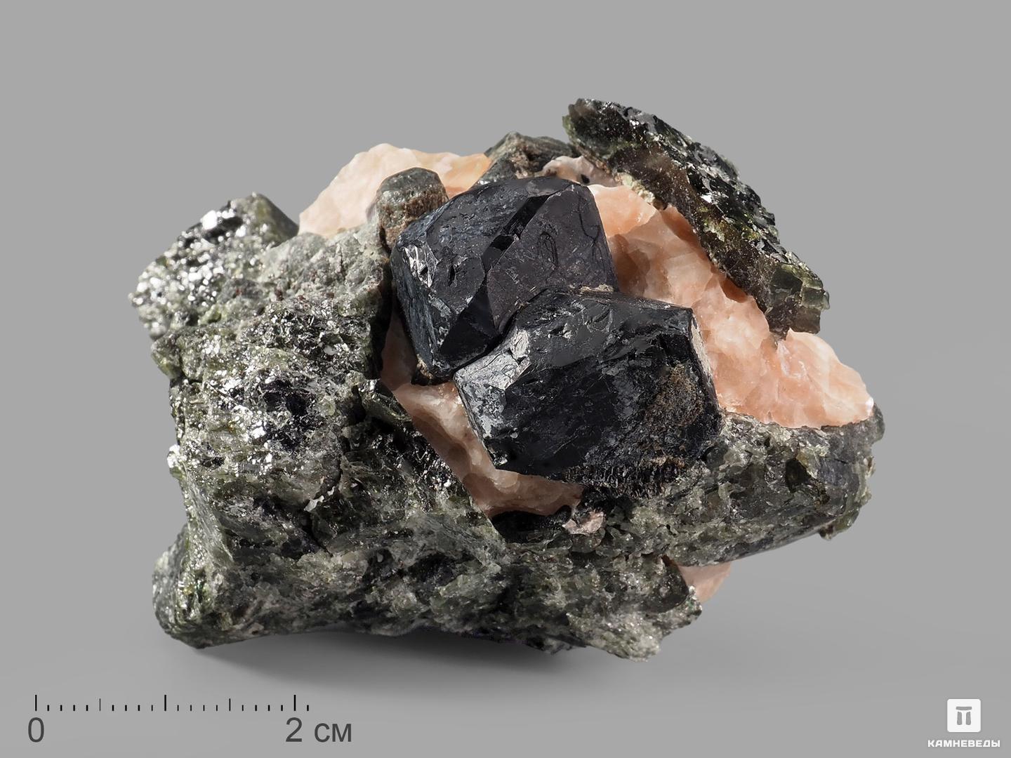 Шпинель чёрная кристаллы с кальцитом и диопсидом, 5,5х3,6х3 см, 21059, фото 1