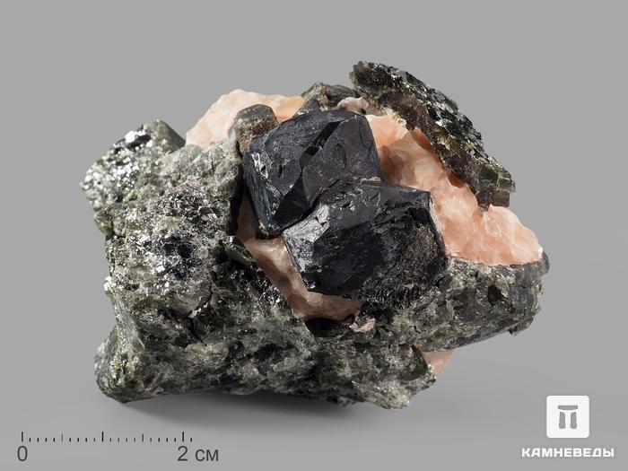 Шпинель чёрная кристаллы с кальцитом и диопсидом, 5,5х3,6х3 см, 21059, фото 1
