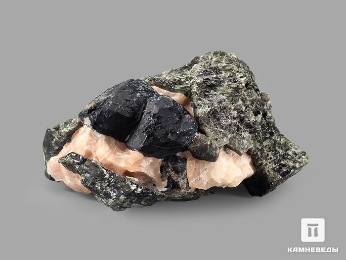 Шпинель чёрная кристаллы с кальцитом и диопсидом, 5,5х3,6х3 см, 21059, фото 2