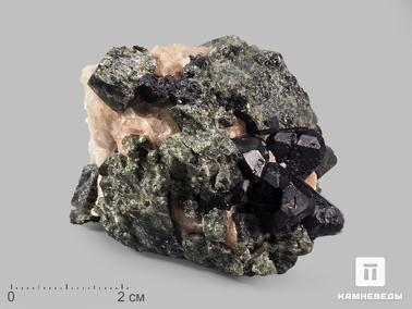 Шпинель, Кальцит, Диопсид. Шпинель чёрная кристаллы с кальцитом и диопсидом, 5,6х4х3,5 см