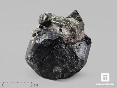 Шпинель, Диопсид. Шпинель чёрная кристалл с диопсидом, 6,4х5,2х4,4 см