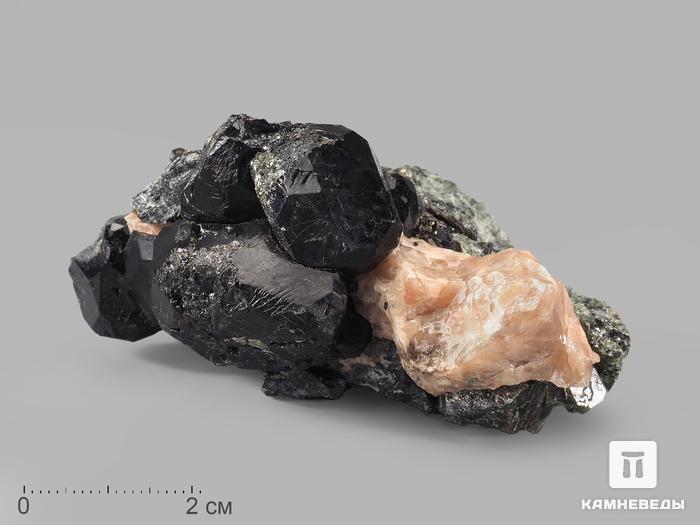 Шпинель чёрная кристаллы с кальцитом и диопсидом, 8,2х6,5х3,5 см, 21066, фото 1