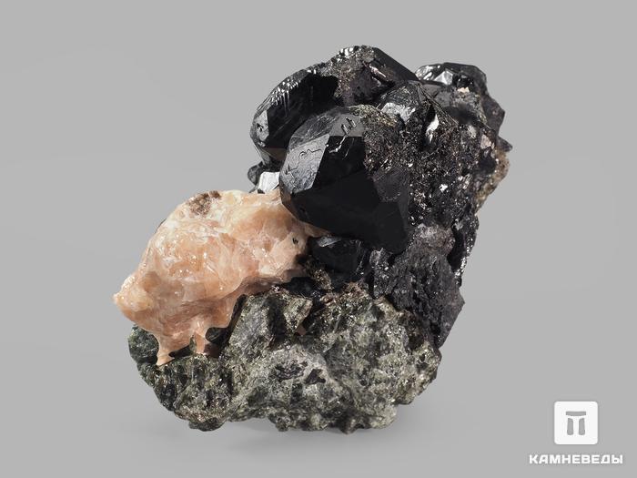 Шпинель чёрная кристаллы с кальцитом и диопсидом, 8,2х6,5х3,5 см, 21066, фото 2