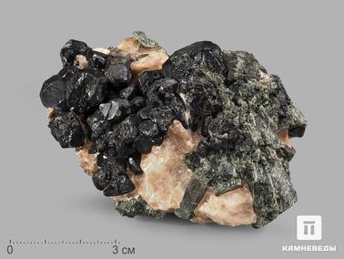 Шпинель, Кальцит, Диопсид. Шпинель чёрная кристаллы с кальцитом и диопсидом, 9,3х5,5х3,5 см