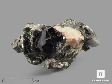 Шпинель, Кальцит, Диопсид. Шпинель чёрная кристалл с кальцитом и диопсидом, 10,5х7х5 см