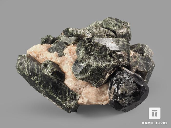 Шпинель чёрная кристалл с кальцитом и диопсидом, 10,5х7х5 см, 21071, фото 2