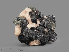 Шпинель чёрная кристаллы с кальцитом и диопсидом, 6х5х2,2 см