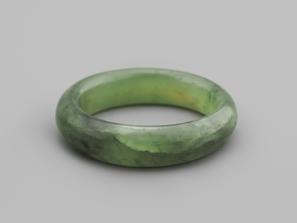 Кольцо из зелёного нефрита, ширина 5-6 мм