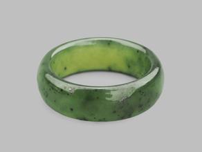 Кольцо из нефрита зелёного, ширина 6-7 мм