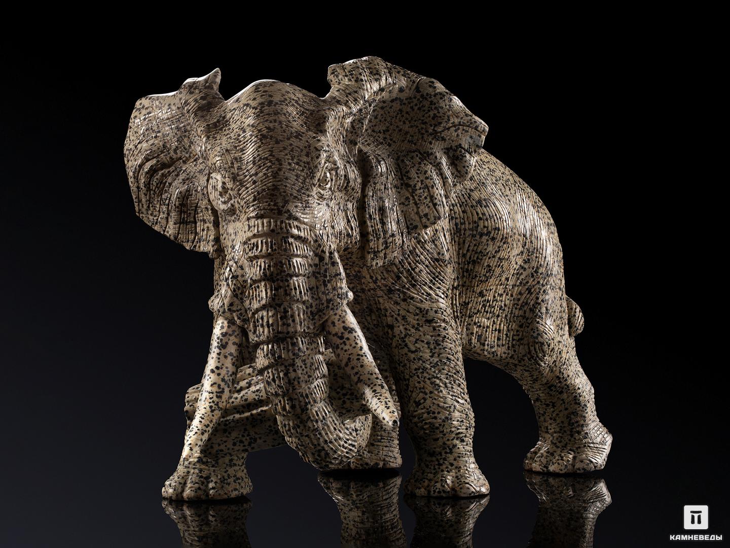 Слон из далматиновой яшмы (трахириодацита), 32х25х22,5 см ступает слон