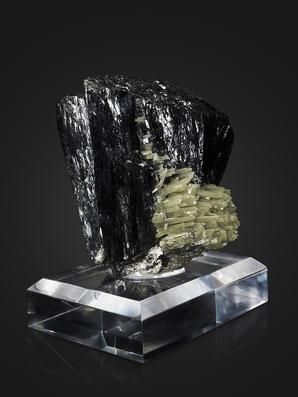 Ильваит. Ильваит, сросток кристаллов 12х8,3 см