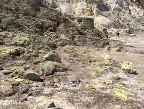 Выходы самородной серы в кратере Сефанос (вулкан Нисирос)