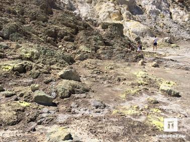 Выходы самородной серы в кратере Сефанос (вулкан Нисирос)