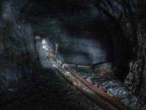Внутри молибденитового рудника. Штольня №3 молибденитового рудника.