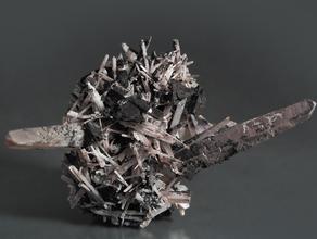 Гельвин, Кварц. Чёрно-бурые кристаллы гельвина на кварцевой друзе. Присутствуют пластинчатые кристаллы гематита.
Музей Камневеды, образец №1436