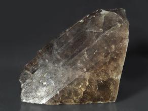 Барит. Фрагмент кристалла барита. Музей Камневеды, образец №2007.