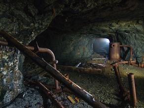 В штольне ловчорритового рудника. Внутри штольни ловчорритового рудника