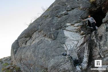 Анальцимовый пегматит. Небольшая штольня длиной около 5-7 метров, пройденная в Анальцимовом пегматите горы Айкуайвенчорр в 1970-80е годы. В настоящее время по скалам проложены трассы для тренировки альпинистов (белые линии и цифры). Минералогический интерес представляют отвалы под штольней.
