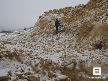 Зимний поиск на Домодедовском карьере. Домодедовский карьер зимой. Отрицательные температуры позволяют взять хрупкие образцы, рассыпающиеся в теплое время года.