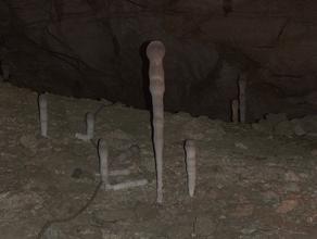Лёд. Ледяные сталагмиты в Кунгурской ледяной пещере. Толщина сталагмитов меняется в зависимости от температуры в пещере, когда они росли. Чем температура в пещере ниже, тем толще сталагмиты вырастают.